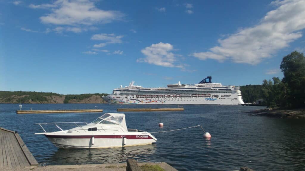 Grote cruiseschepen voorbij Fjäderholmarna