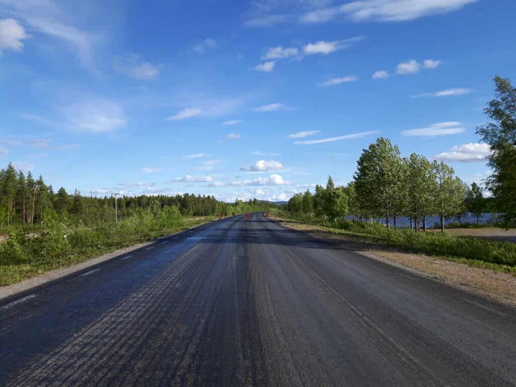Verlaten weg in Zweeds Lapland - Europaväg 45 Jokkmokk