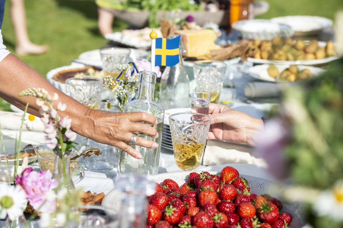 Op tafel met midzomer - Anna Hållams/imagebank.sweden.se