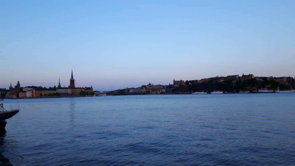 Kungsholmen runt: zicht op Riddarholmen en Södermalm bij zonsondergang
