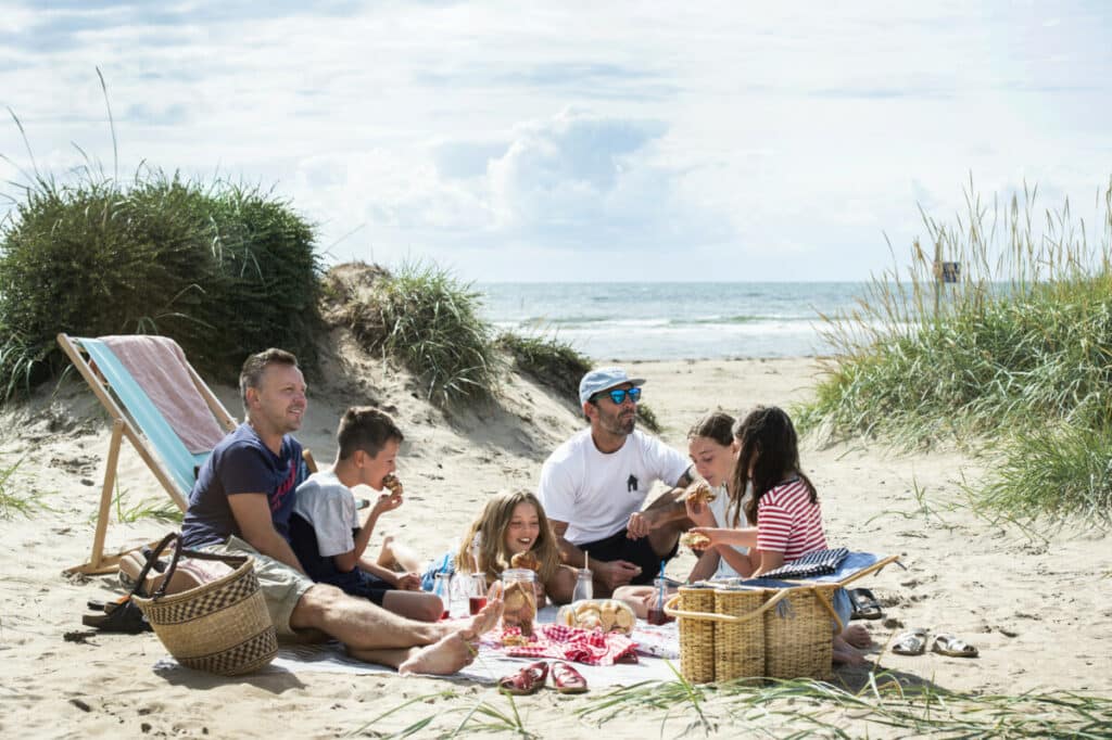 Picknick met kinderen op het strand in Zweden - Anna Hålllams/imagebank.sweden.se