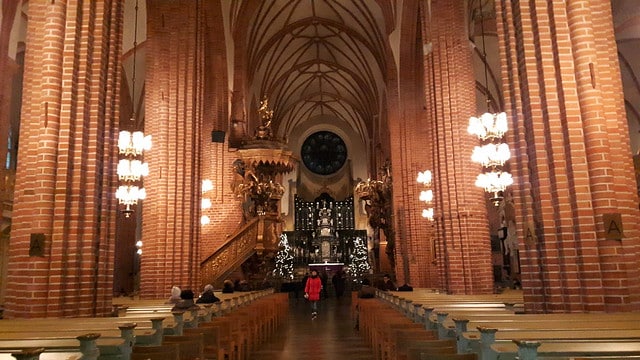 Deze afbeelding heeft een leeg alt-attribuut; de bestandsnaam is Interieur-kathedraal-Stockholm.jpg
