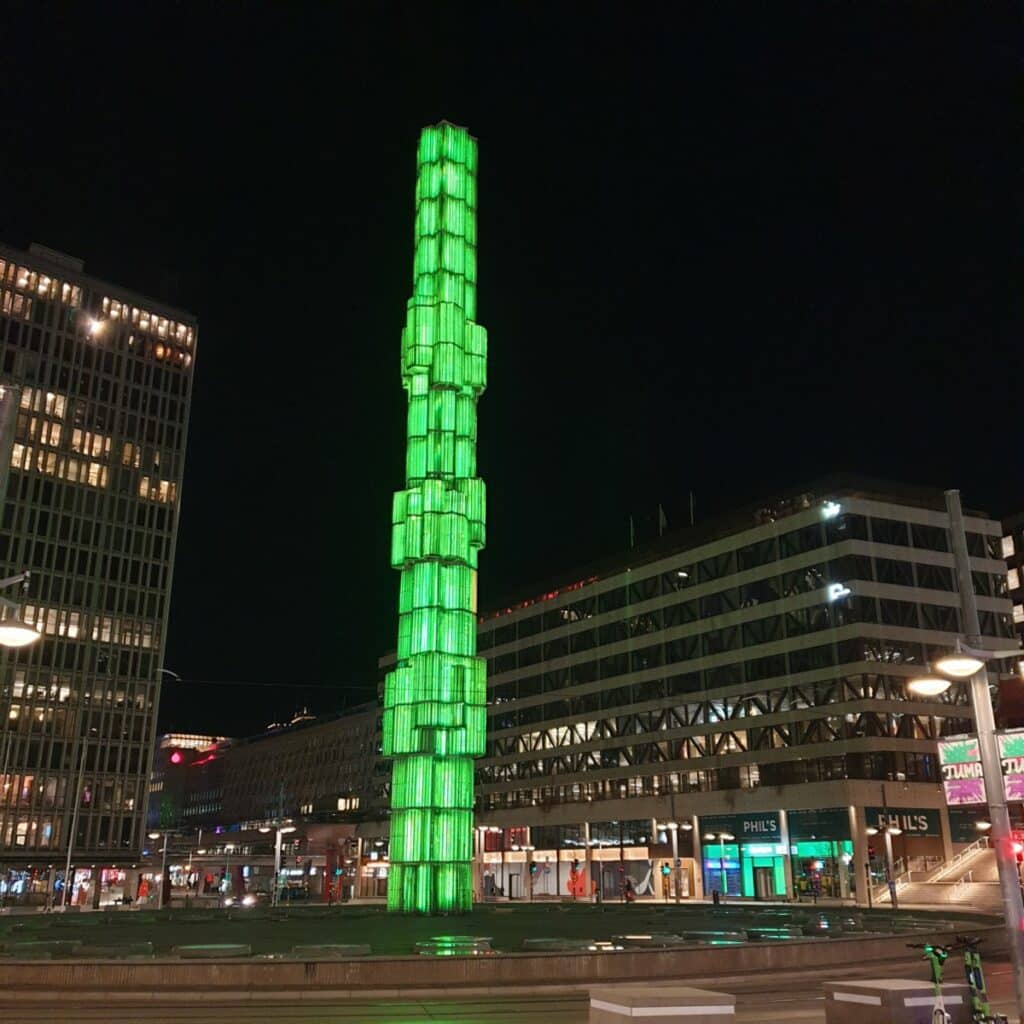 In april 2022 zat het kunstwerk op Sergels Torg in Stockholm in een groen kleurtje.