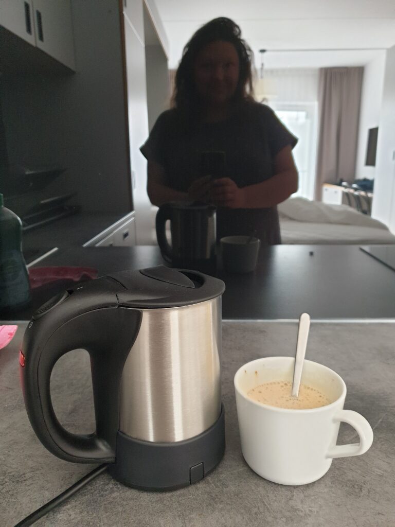 Reflectie van Heidi die haar latte klaarzet in de studio van BooBoo Living in Stockholm.