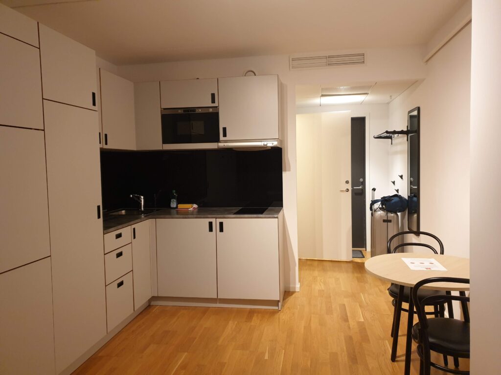 De uitgeruste keuken bij BooBoo Living, een aparthotel in Stockholm.